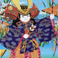 sérigraphie japonaise d'un enfant en habit de samourai avec arc à la main, koinobori et iris sur fond bleu, gros plan sur le garçon
