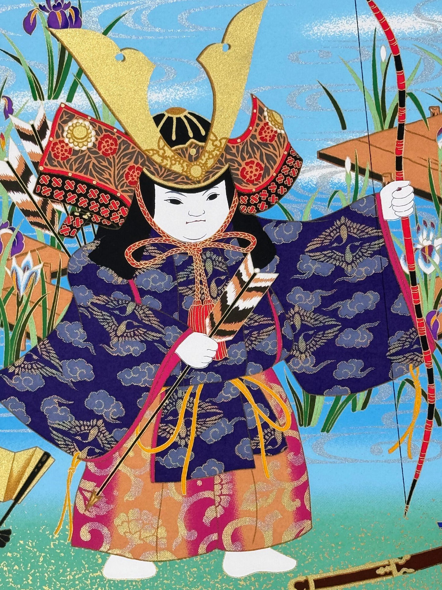 sérigraphie japonaise d'un enfant en habit de samourai avec arc à la main, koinobori et iris sur fond bleu, gros plan sur le garçon