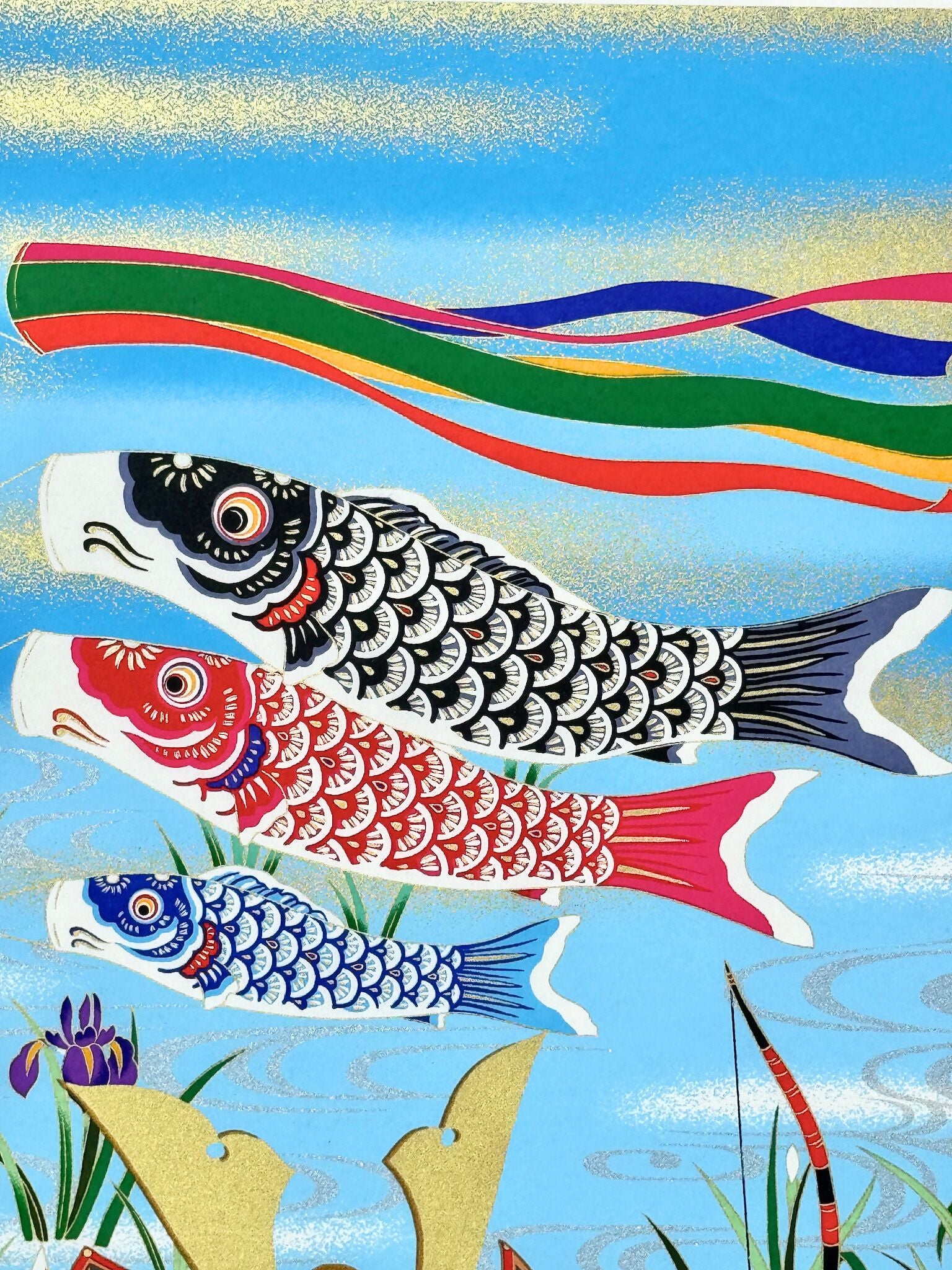 sérigraphie japonaise d'un enfant en habit de samourai avec arc à la main, koinobori et iris sur fond bleu, gros plan sur les carpes