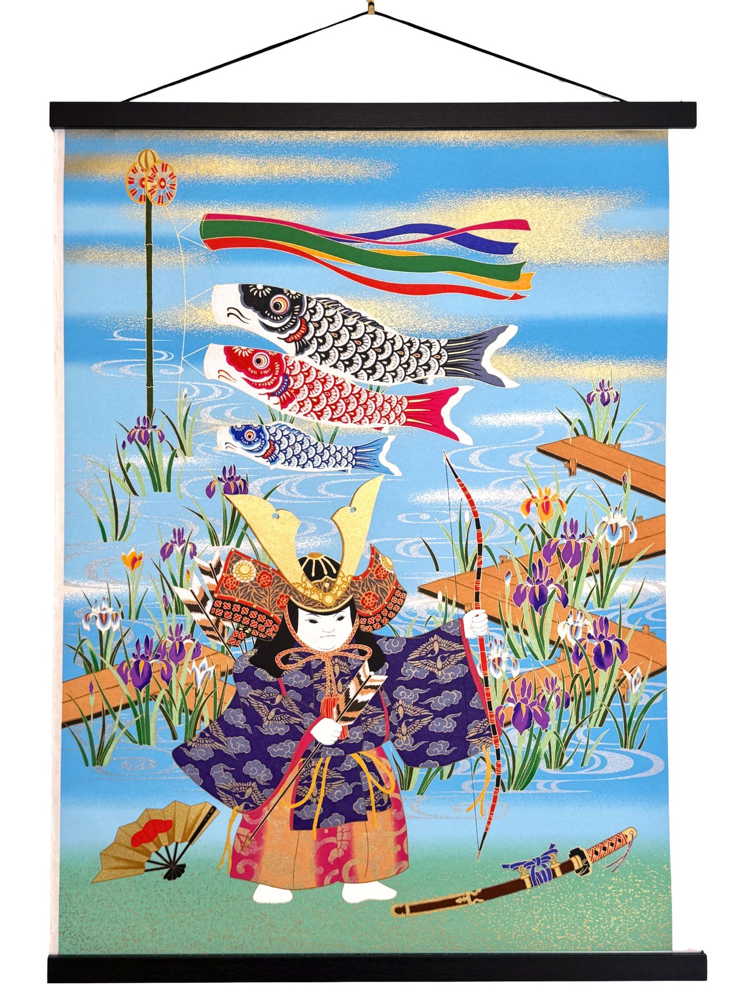 sérigraphie japonaise d'un enfant en habit de samourai avec arc à la main, koinobori et iris sur fond bleu, accrochée au mur