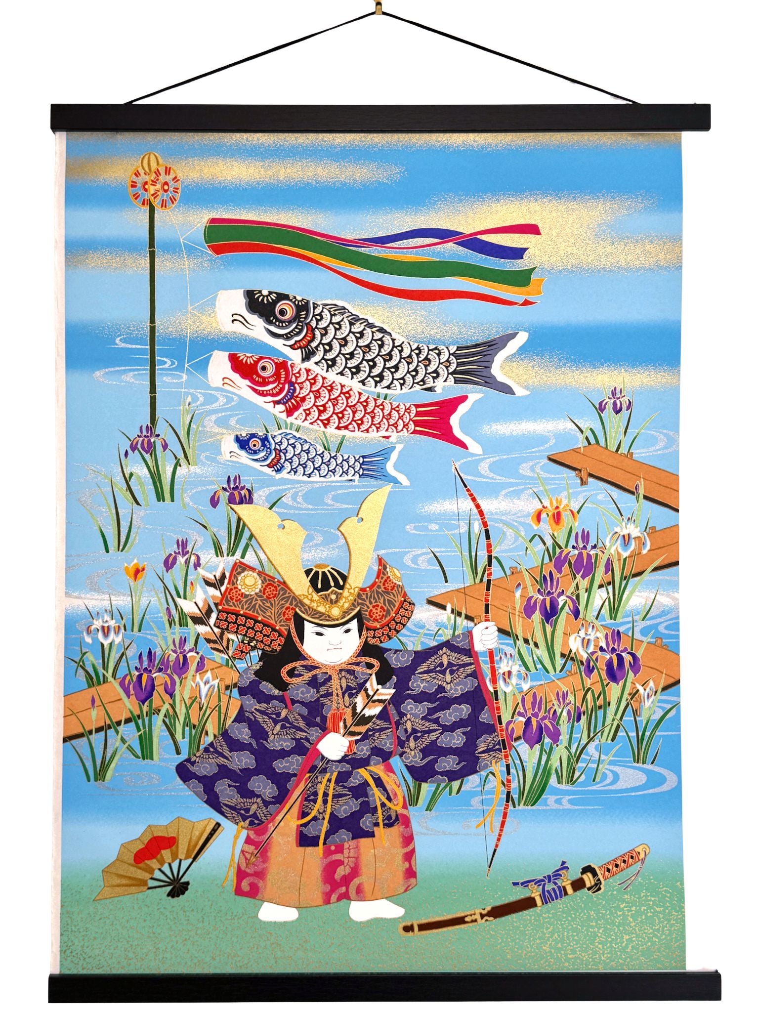 sérigraphie japonaise d'un enfant en habit de samourai avec arc à la main, koinobori et iris sur fond bleu, accrochée au mur