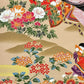 Sérigraphie japonaise de femmes Heian dans un jardin fleuri, gros plan sur les pivoines et hortensia