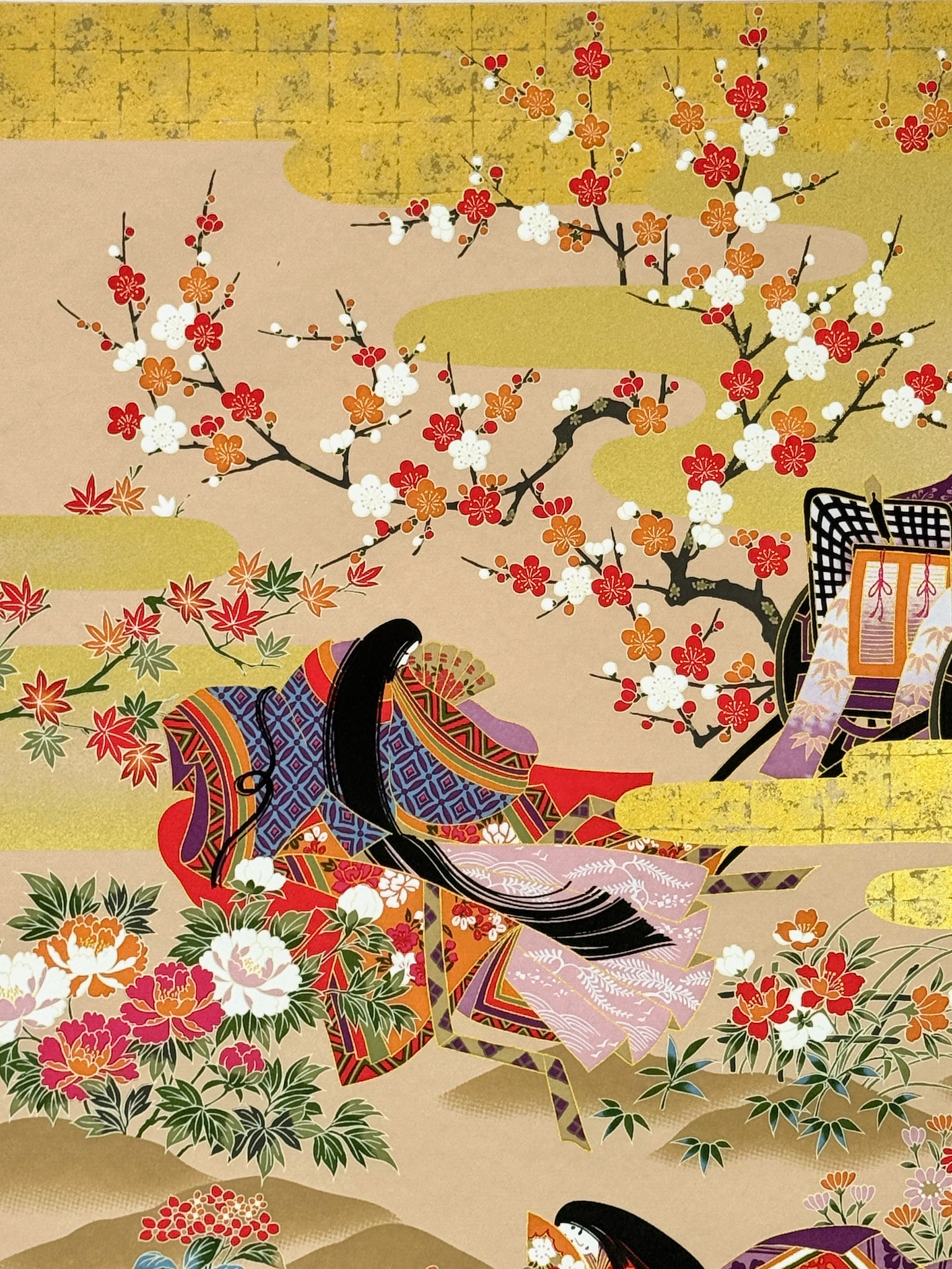 Sérigraphie japonaise de femmes Heian dans un jardin fleuri, gros plan sur cerisier en fleur