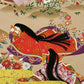 Sérigraphie japonaise de femmes Heian dans un jardin fleuri, gros plan sur femme en kimono rouge