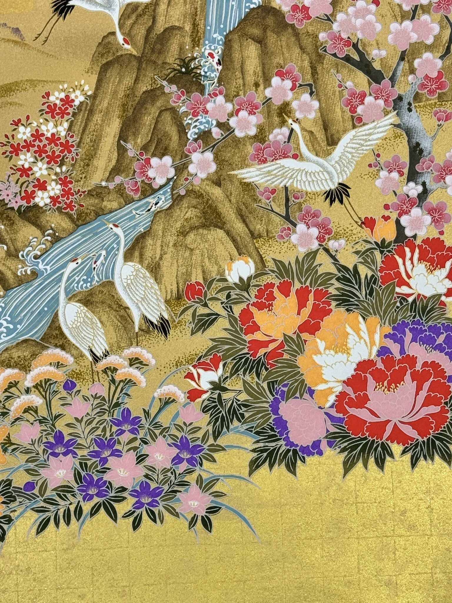 Sérigraphie japonaise artisanale Mont Fuji rouge avec cascade, grues, cerisier et fleurs, gros plan sur les grues au sol et les pivoines