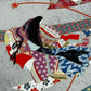 Sérigraphie japonaise artisanale avec joueur de flûte et dames de cour Heian, gros plan sur le kimono d'une dame