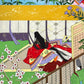 Sérigraphie japonaise artisanale dorée, conte de la Princesse Kaguya, gros plan sur dame de cour et fleurs de cerisier