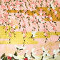Sérigraphie japonaise grand format envol de grues et fleurs de printemps, gros plan sur grues et cerisiers en fleurs
