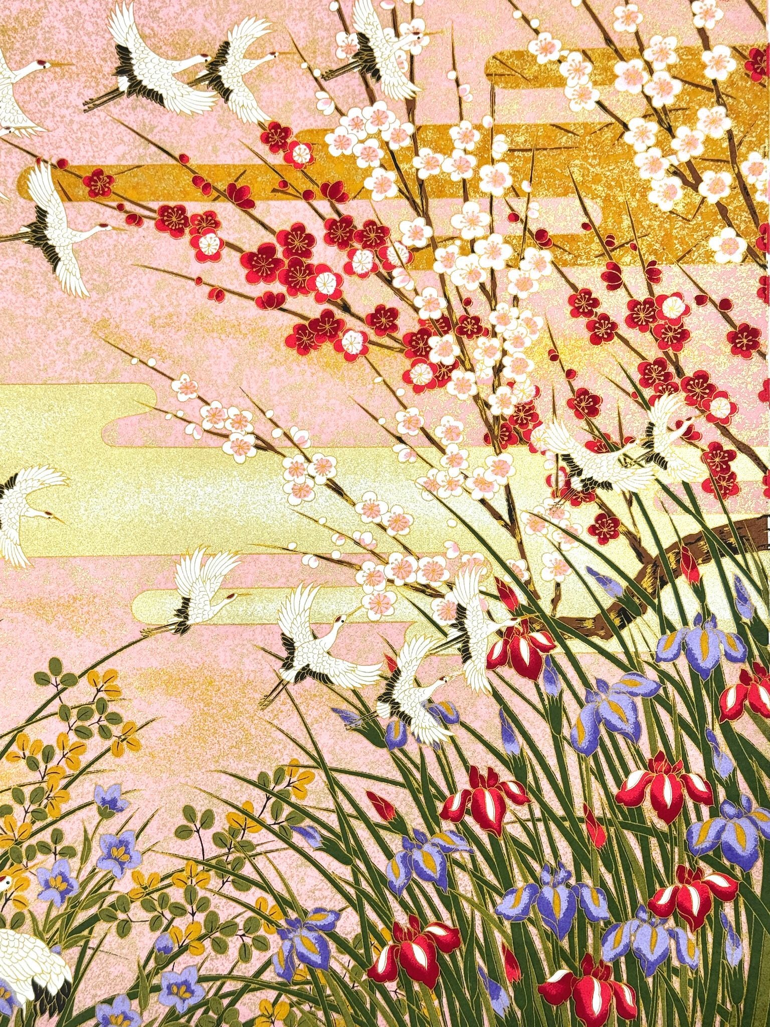 Sérigraphie japonaise grand format envol de grues et fleurs de printemps, gros plan sur iris et prunier en fleur