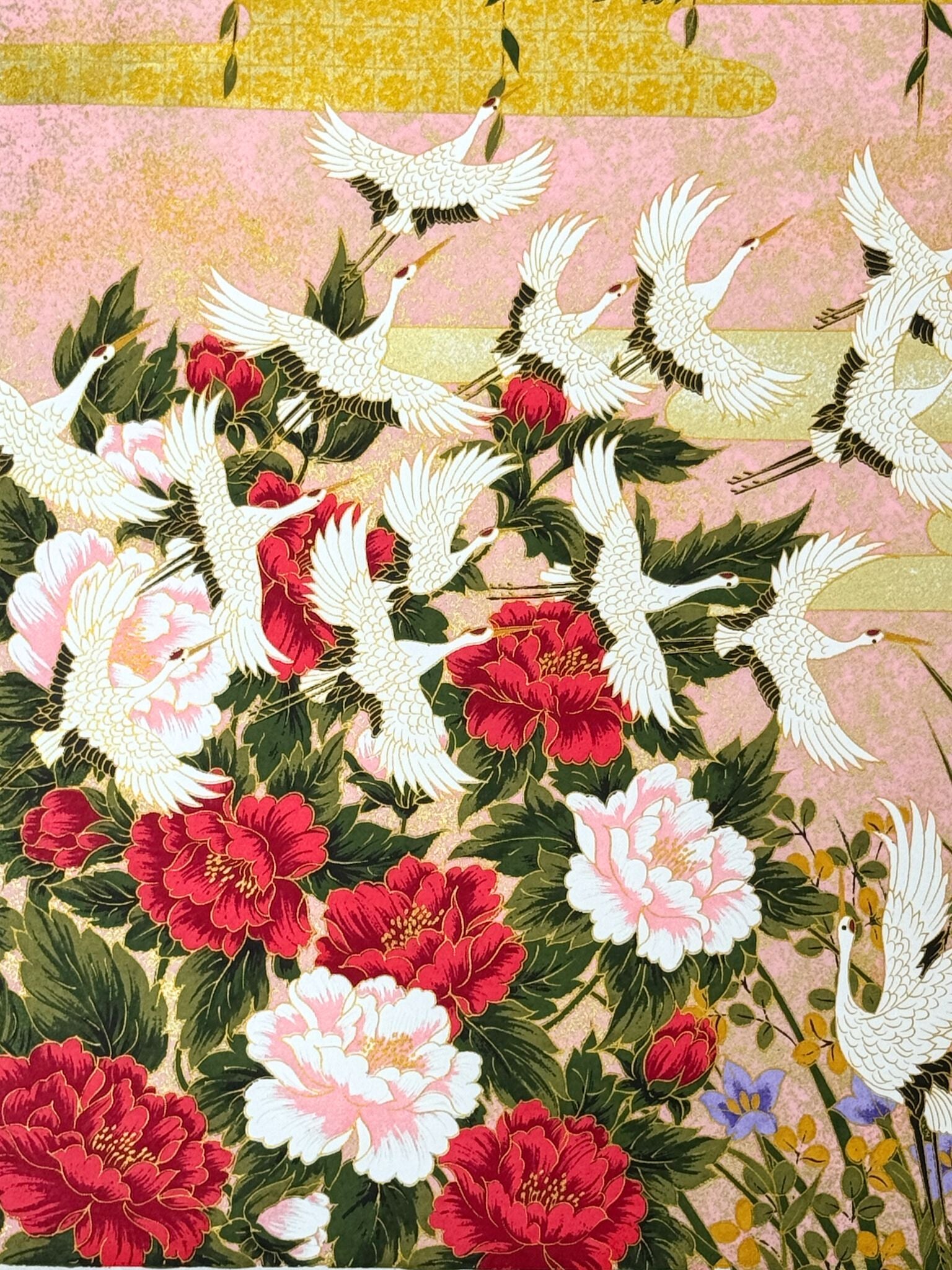Sérigraphie japonaise grand format envol de grues et fleurs de printemps, gros plan sur pivoines et grues en vol