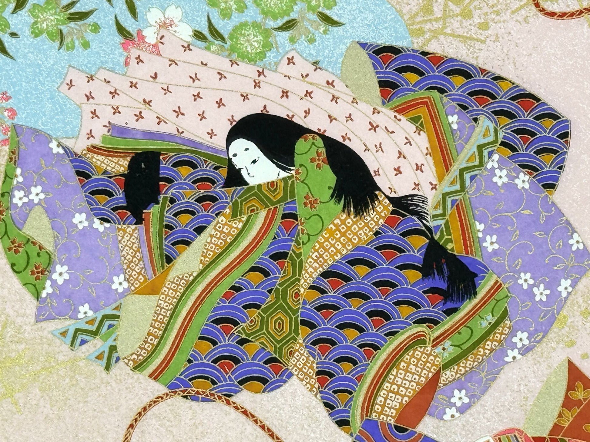 Sérigraphie japonaise grand format représentant une scène du Genji Monogatari avec des personnages de cour et les représentations de quatre saisons, gros plan sur une femme au kimono violet