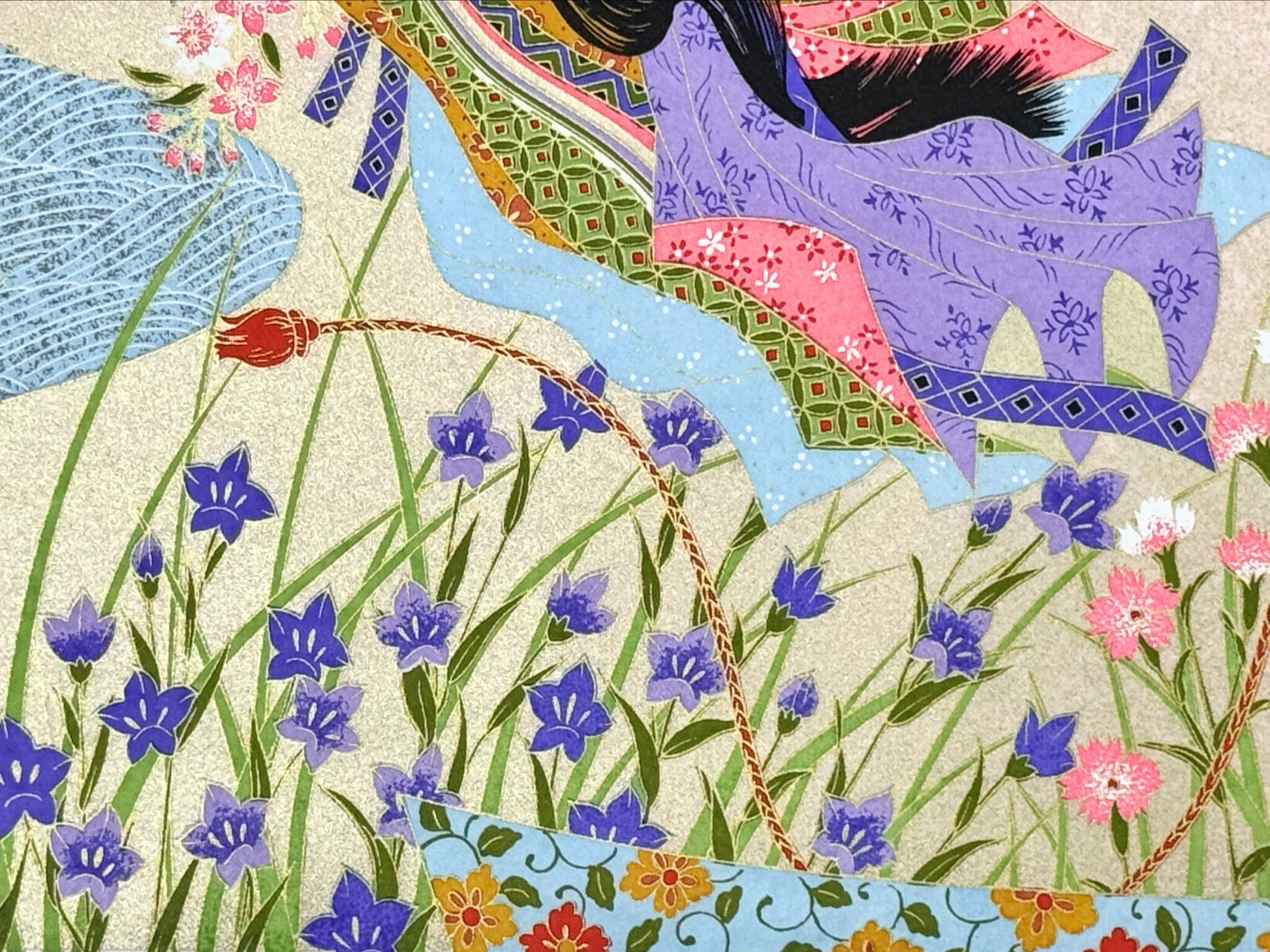 Sérigraphie japonaise grand format représentant une scène du Genji Monogatari avec des personnages de cour et les représentations de quatre saisons, gros plan sur des fleurs violettes
