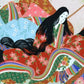 Sérigraphie japonaise grand format représentant une scène du Genji Monogatari avec des personnages de cour et les représentations de quatre saisons, gros plan sur femme au kimono rouge