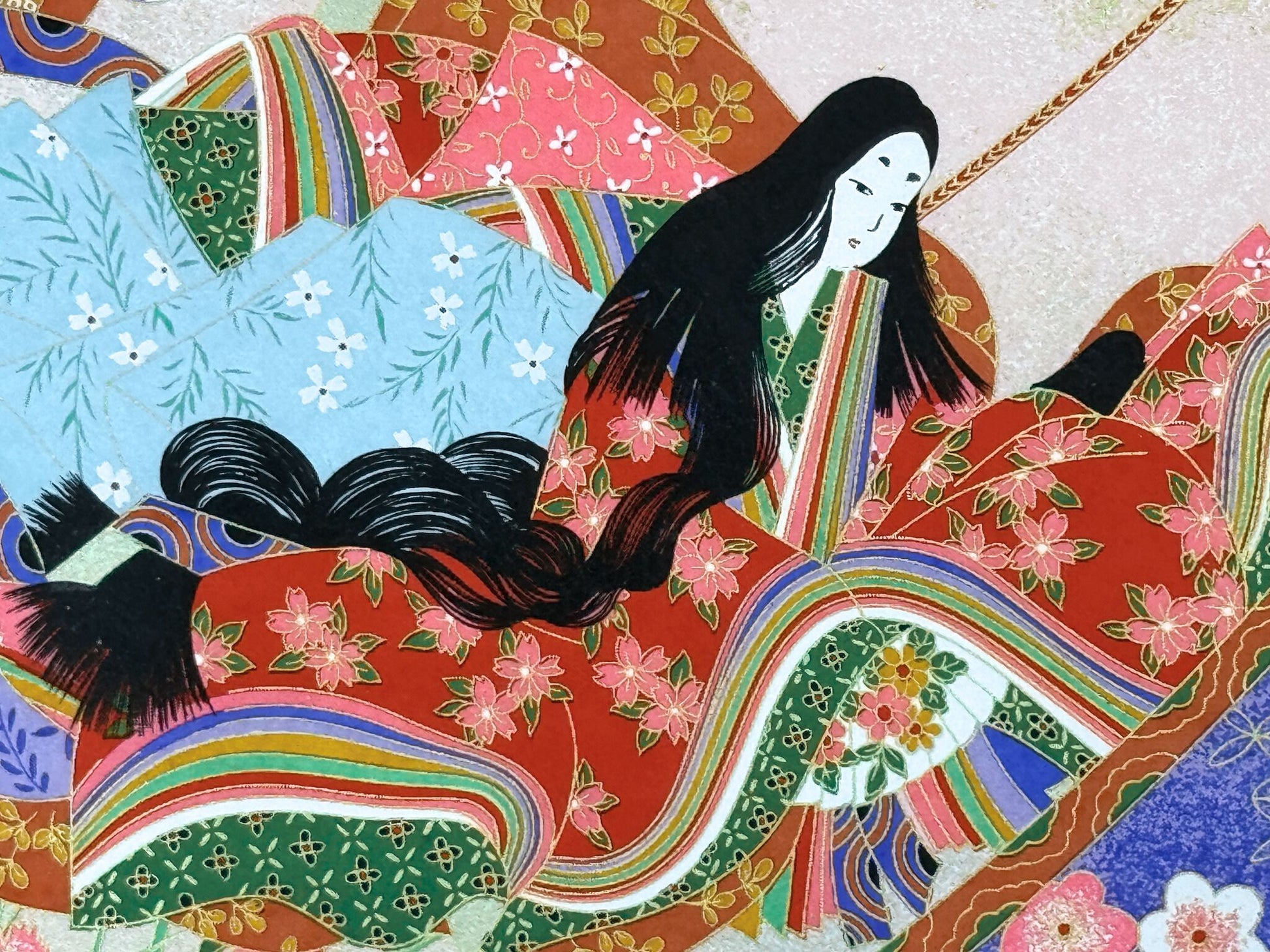 Sérigraphie japonaise grand format représentant une scène du Genji Monogatari avec des personnages de cour et les représentations de quatre saisons, gros plan sur femme au kimono rouge