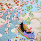 Sérigraphie japonaise grand format représentant une scène du Genji Monogatari avec des personnages de cour et les représentations de quatre saisons, gros plan sur feuilles érables rouges et fleurs de cerisiers