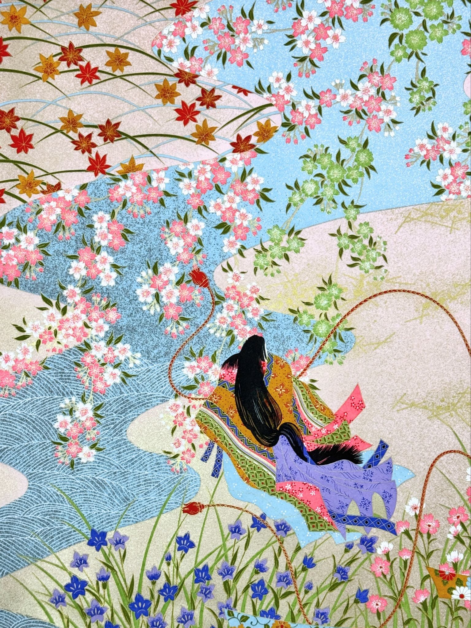Sérigraphie japonaise grand format représentant une scène du Genji Monogatari avec des personnages de cour et les représentations de quatre saisons, gros plan sur feuilles érables rouges et fleurs de cerisiers