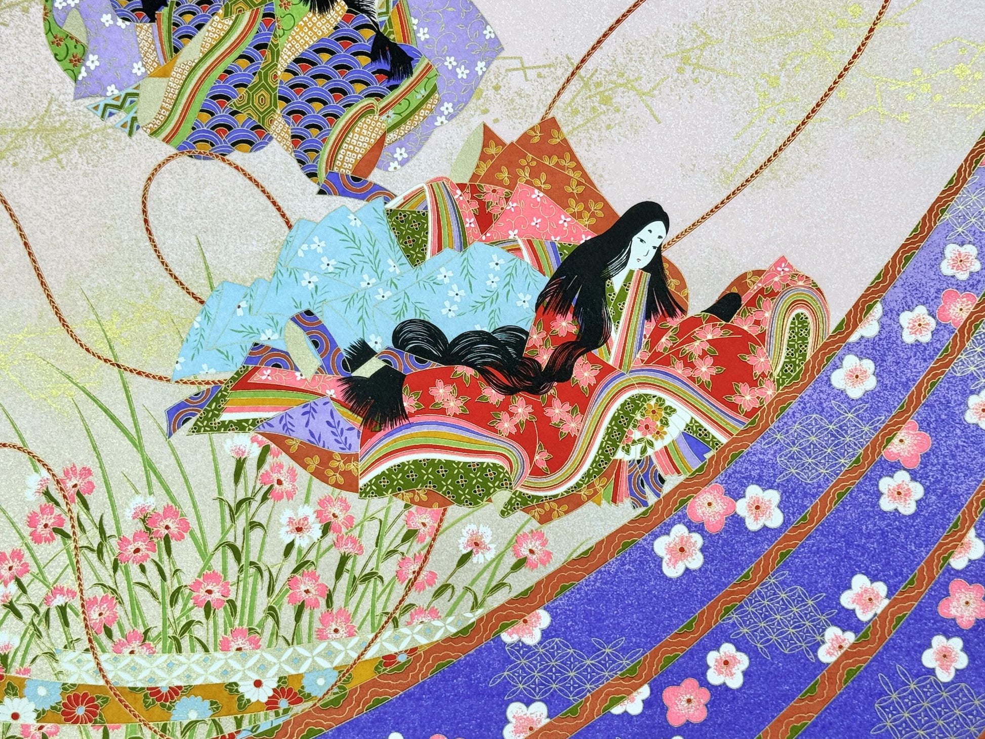 Sérigraphie japonaise grand format représentant une scène du Genji Monogatari avec des personnages de cour et les représentations de quatre saisons, gros plan sur femme assise et fleurs de prunier