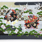 Sérigraphie japonaise Kabuki avec deux acteurs en costume traditionnel dans un décor orné de pins et de fleurs de prunier.