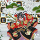 Sérigraphie japonaise Kabuki avec deux acteurs en costume traditionnel dans un décor orné de pins et de fleurs de prunier, gros plan sur l'acteur au maquillage kumadori