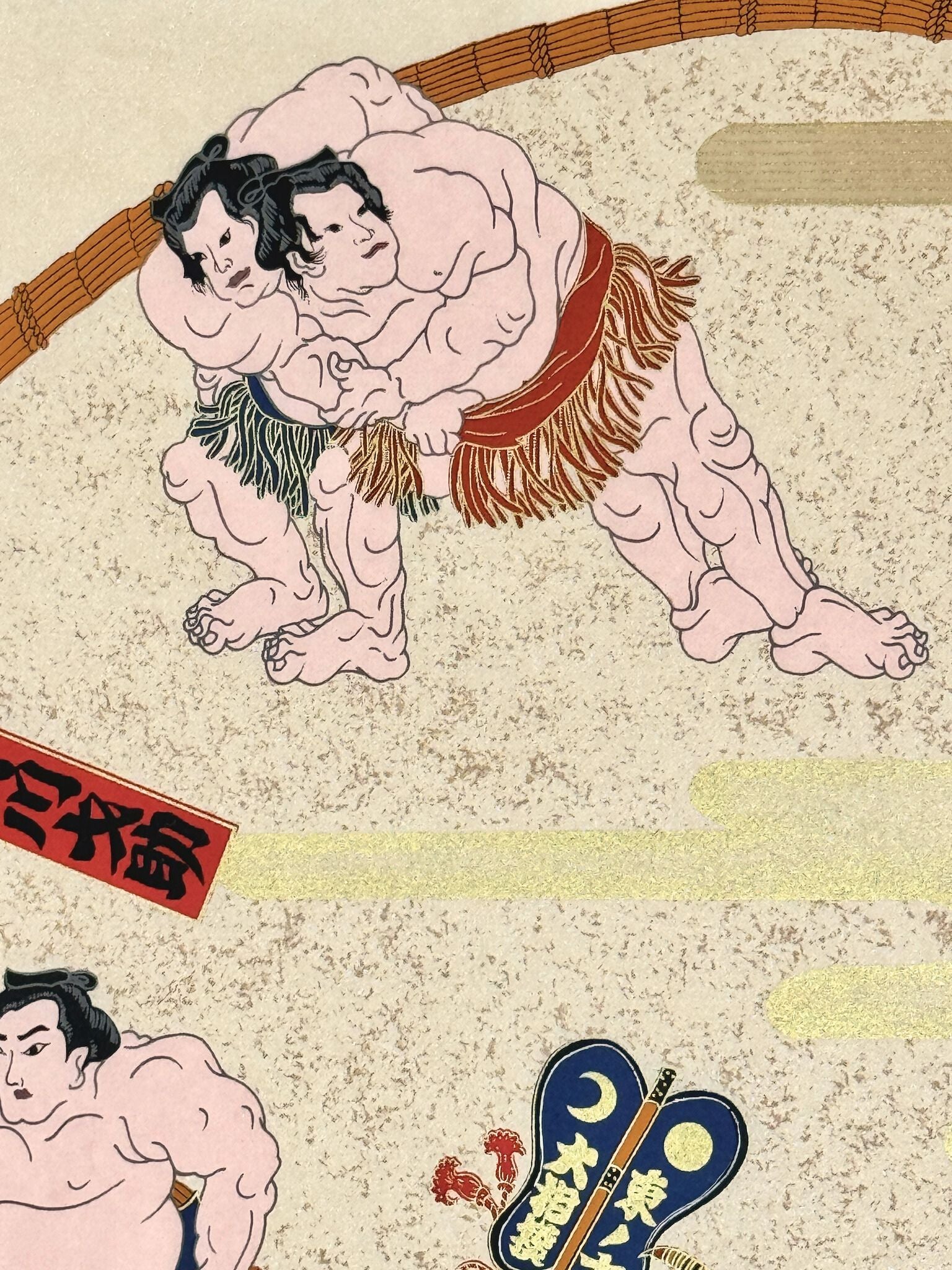 Sérigraphie japonaise de lutteurs de sumo en habits cérémoniels, gros plan sur deux sumo luttant corps à corps
