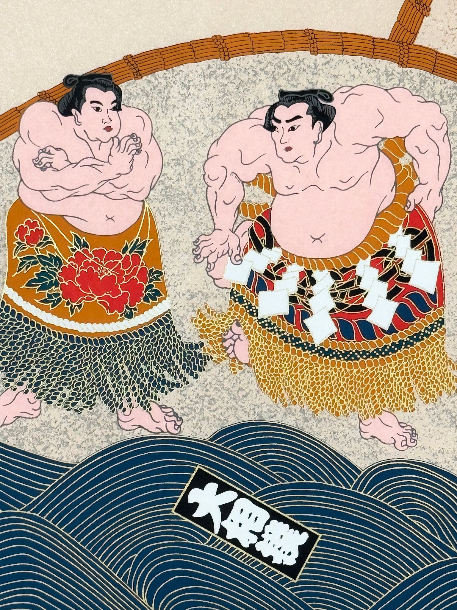 Sérigraphie japonaise de lutteurs de sumo en habits cérémoniels, gros plan sur deux sumos face à face.