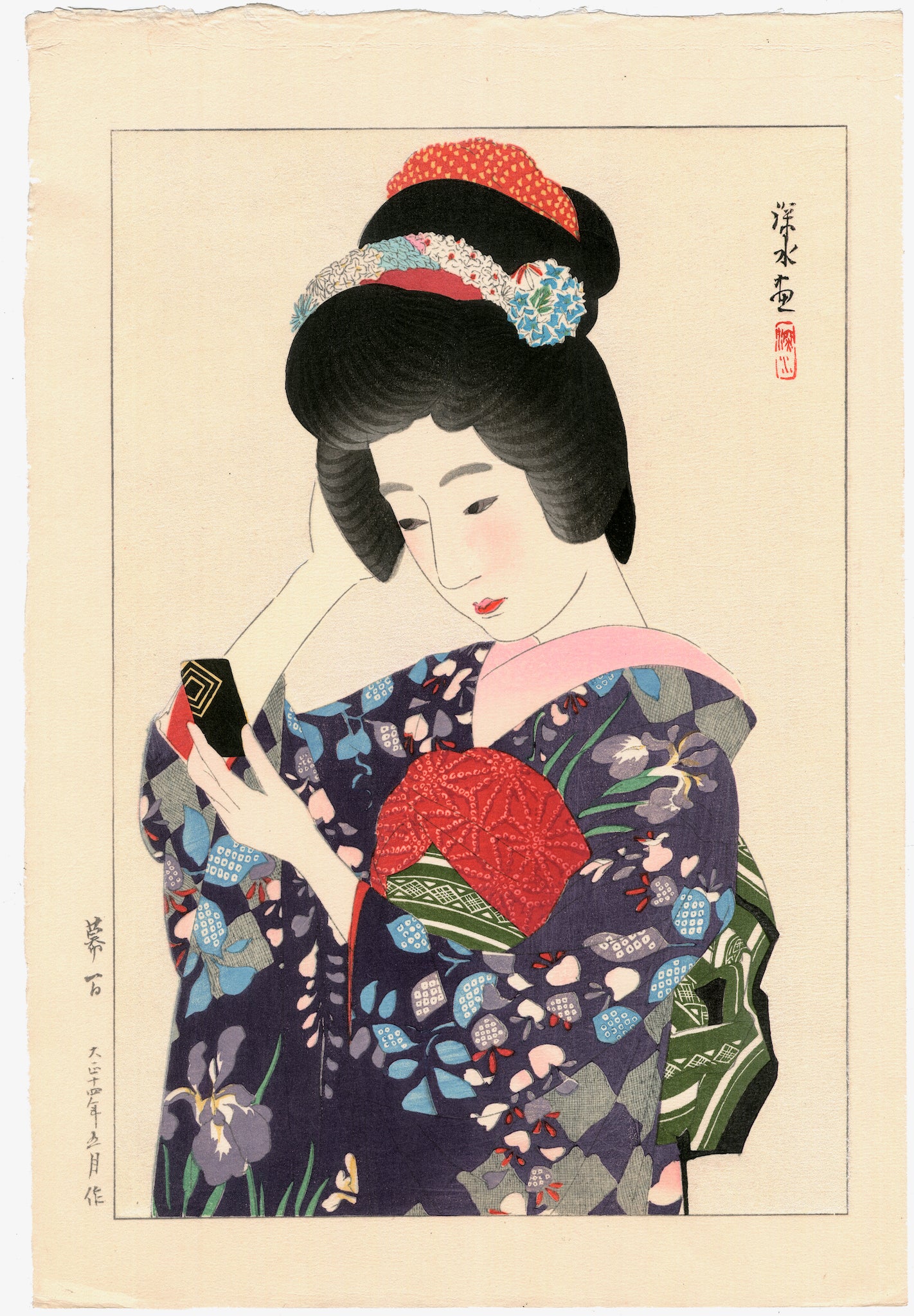 estampe japonaise de Shinsui to, femme arrangeant sa coiffure devant un miroir de poche, vêtue d'un kimono fleuri