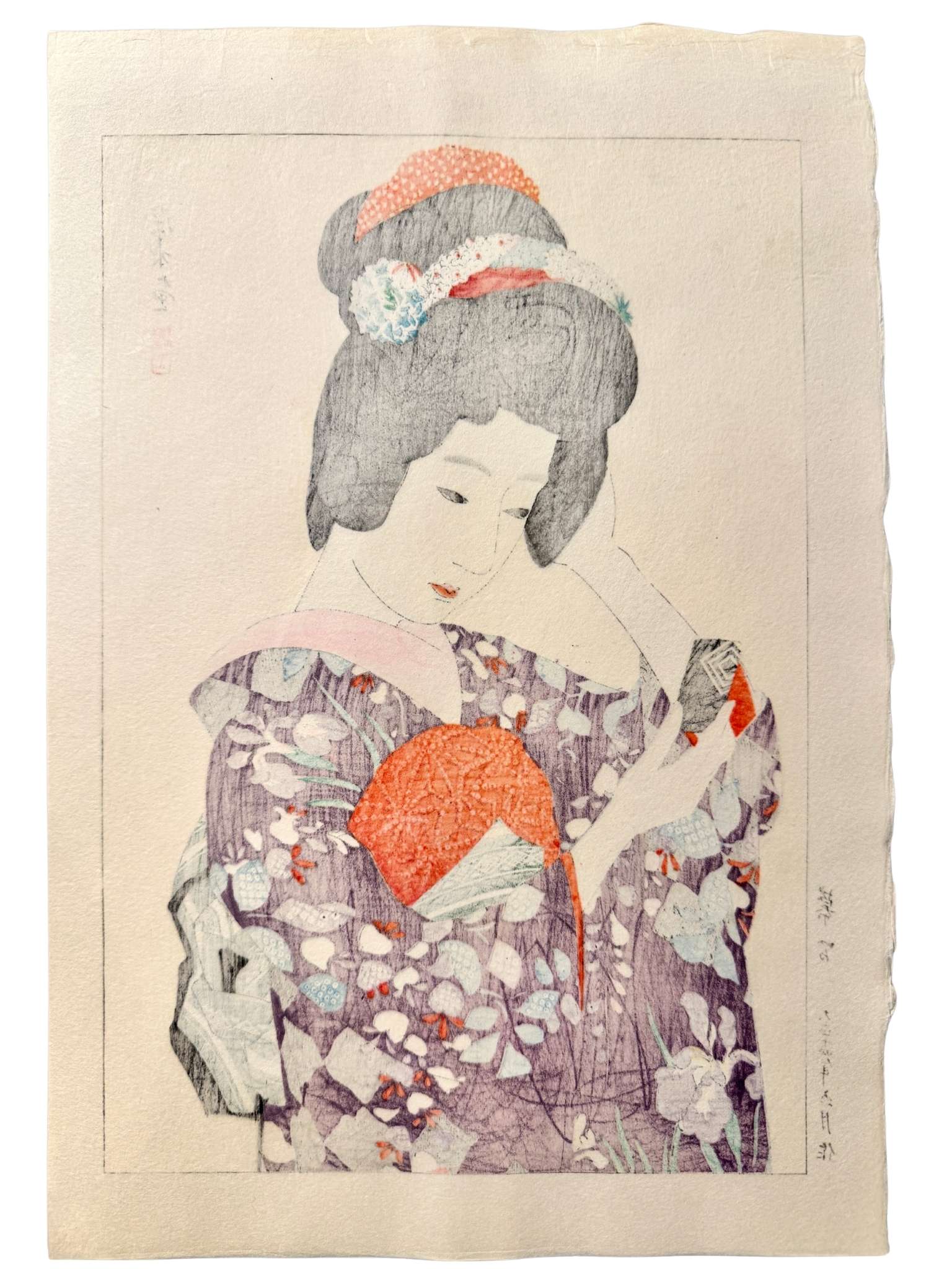 estampe japonaise de Shinsui to, femme arrangeant sa coiffure devant un miroir de poche, vêtue d'un kimono fleuri, verso de l'estampe