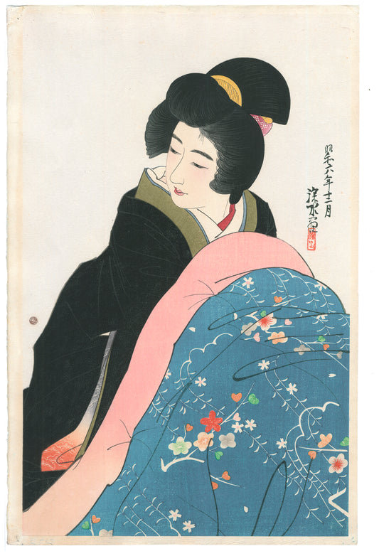 Une femme japonaise en kimono noir se réchauffe sous une couverture florale, assise à un kotatsu, dans une estampe de Itō Shinsui réalisée en 1932, issue d’un rare premier tirage.