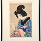 Estampe japonaise encadrée de Itō Shinsui représentant une femme en kimono cousant un kimono, avec cadre noir