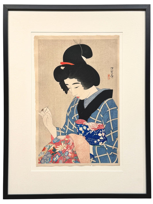 Estampe japonaise encadrée de Itō Shinsui représentant une femme en kimono cousant un kimono, avec cadre noir