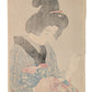 Estampe japonaise de Itō Shinsui représentant une femme en kimono cousant un kimono, le verso de l'estampe