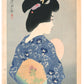 estampe japonaise de Ito Shinsui représentant Une femme en yukata bleu à motifs floraux vue de dos, tenant un éventail rose et portant un obi orné d’un chardon, dans une estampe élégante d’Itō Shinsui évoquant la fin de l’été.