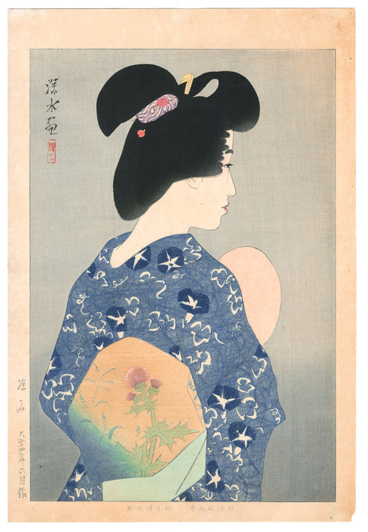 estampe japonaise de Ito Shinsui représentant Une femme en yukata bleu à motifs floraux vue de dos, tenant un éventail rose et portant un obi orné d’un chardon, dans une estampe élégante d’Itō Shinsui évoquant la fin de l’été.