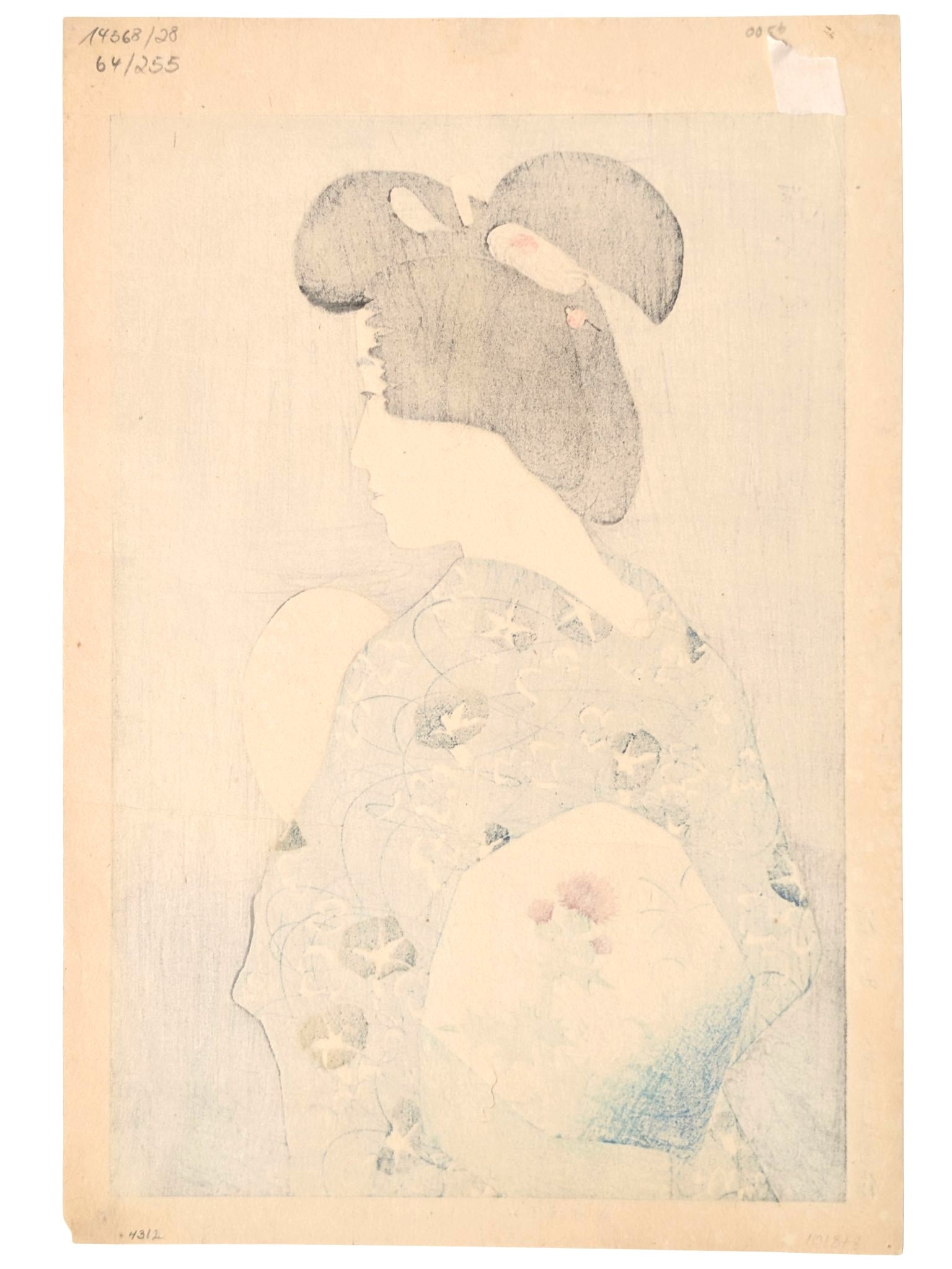 estampe japonaise de Ito Shinsui représentant Une femme en yukata bleu à motifs floraux vue de dos, tenant un éventail rose et portant un obi orné d’un chardon, dans une estampe élégante d’Itō Shinsui évoquant la fin de l’été, le verso