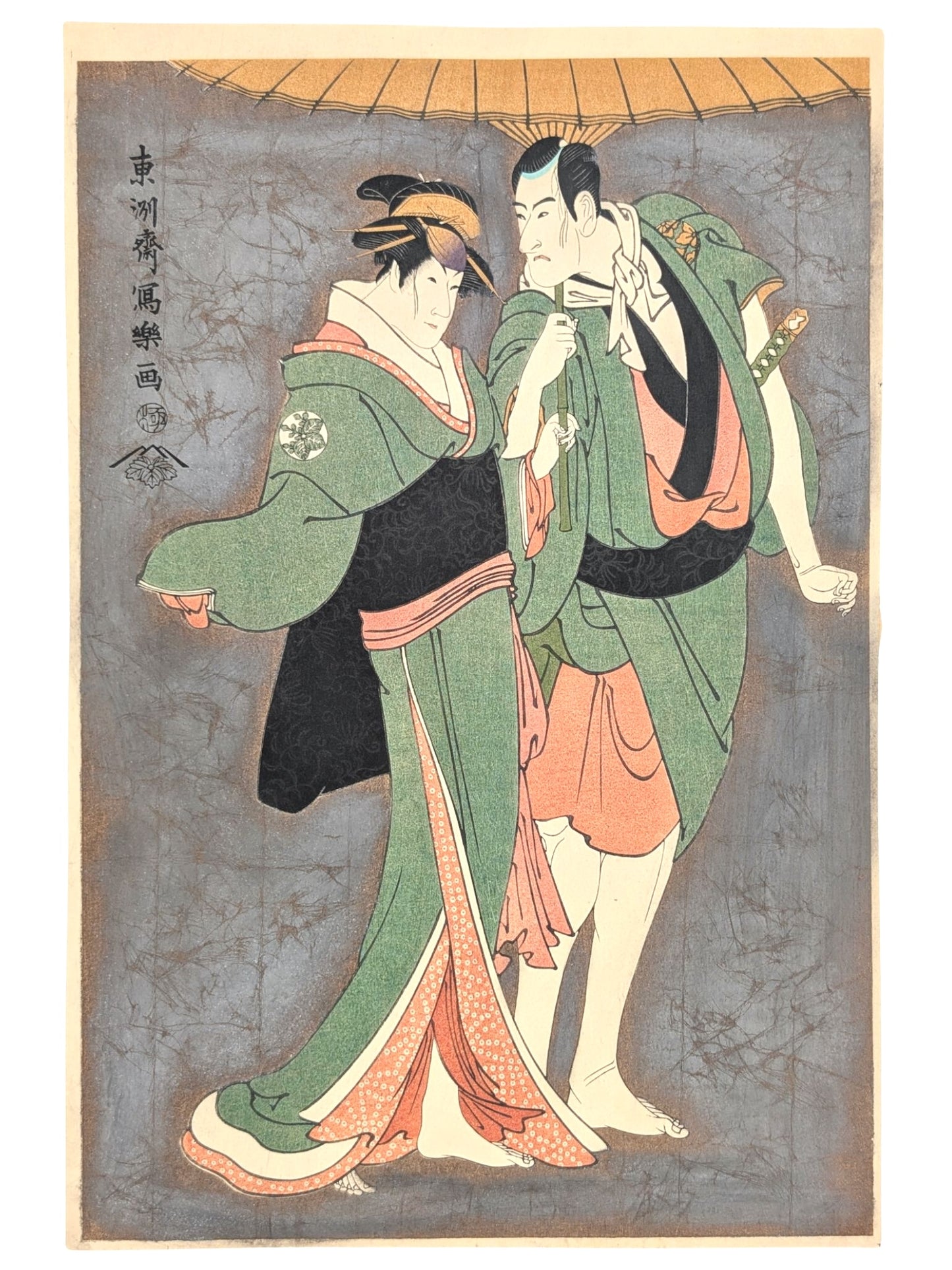Estampe japonaise de Sharaku, représentants deux acteurs de Kabuki jouant deux amants marchant pieds nus et se protégeant sous une ombrelle. Fond micacé argenté.
