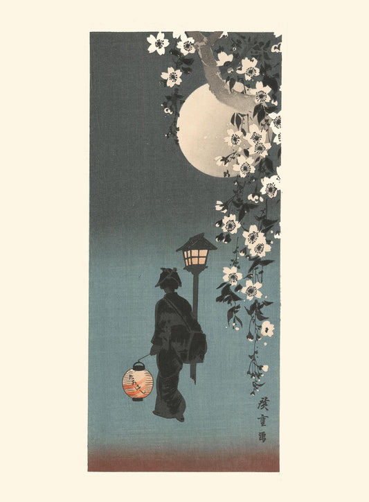 Estampe Japonaise d'une femme marchant dans le noir , une nuit de pleine lune, tenant une lanterne traditionnelle, fleurs de cerisier au printemps