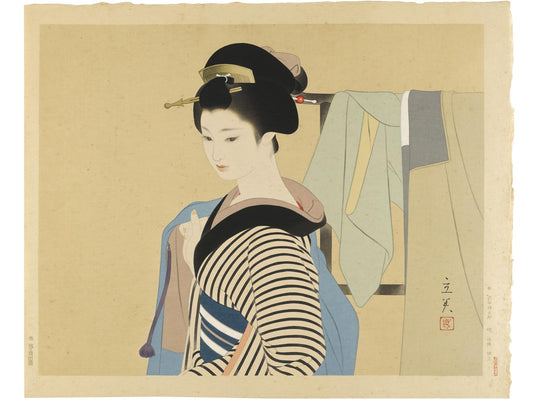 Estampe japonaise de Shimura Tatsumi représentant une femme en kimono rayé, avec un haori bleu, dans une scène intérieure de fin d’été.