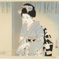 estampe japonaise de Shimura Tatsumi, geisha en kimono bleu fleuri et visage blanc, tenant une louche à eau en bambou lors de sa première visite au temple de l'année
