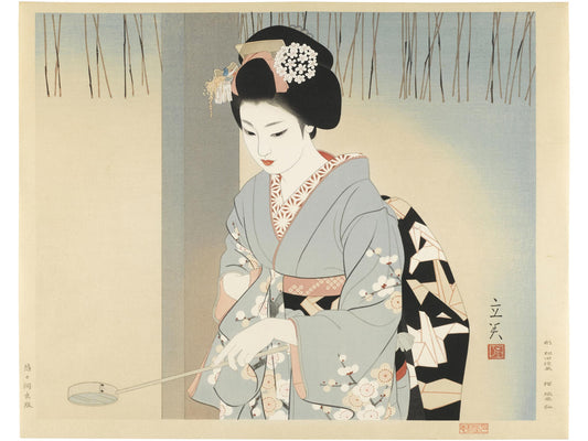 estampe japonaise de Shimura Tatsumi, geisha en kimono bleu fleuri et visage blanc, tenant une louche à eau en bambou lors de sa première visite au temple de l'année