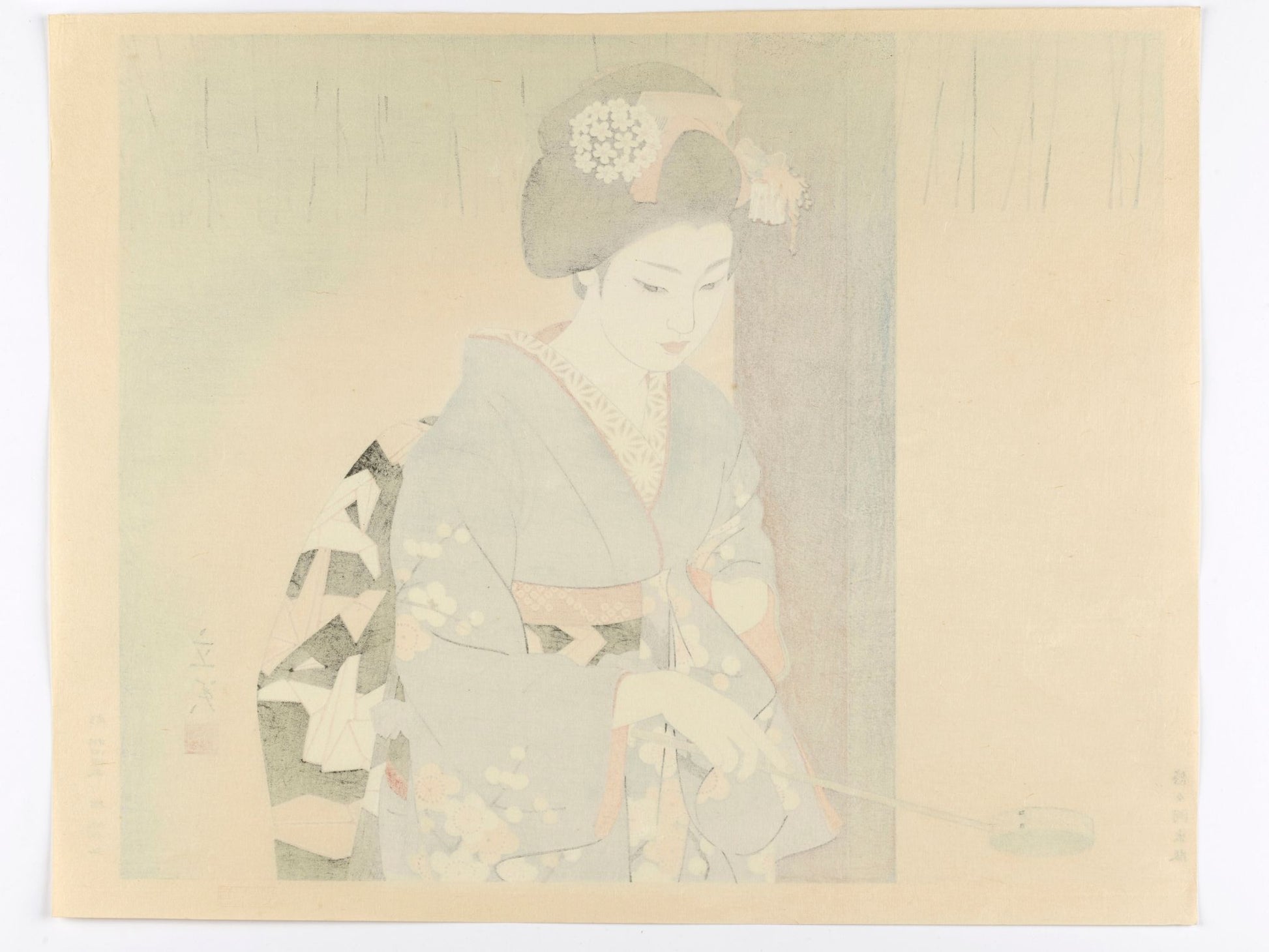 estampe japonaise de Shimura Tatsumi, geisha en kimono bleu fleuri et visage blanc, tenant une louche à eau en bambou lors de sa première visite au temple de l'année, le verso de l'estampe