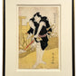 estampe japonaise encadrée de Katsukawa Shunsen acteur kabuki kimono noir avec deux sabres à la ceinture et froisse papier, avec cadre noir et or
