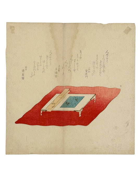 Estampe Japonaise surimono représentant trois poèmes au-dessus d'un écritoire posé sur un furoshiki rouge