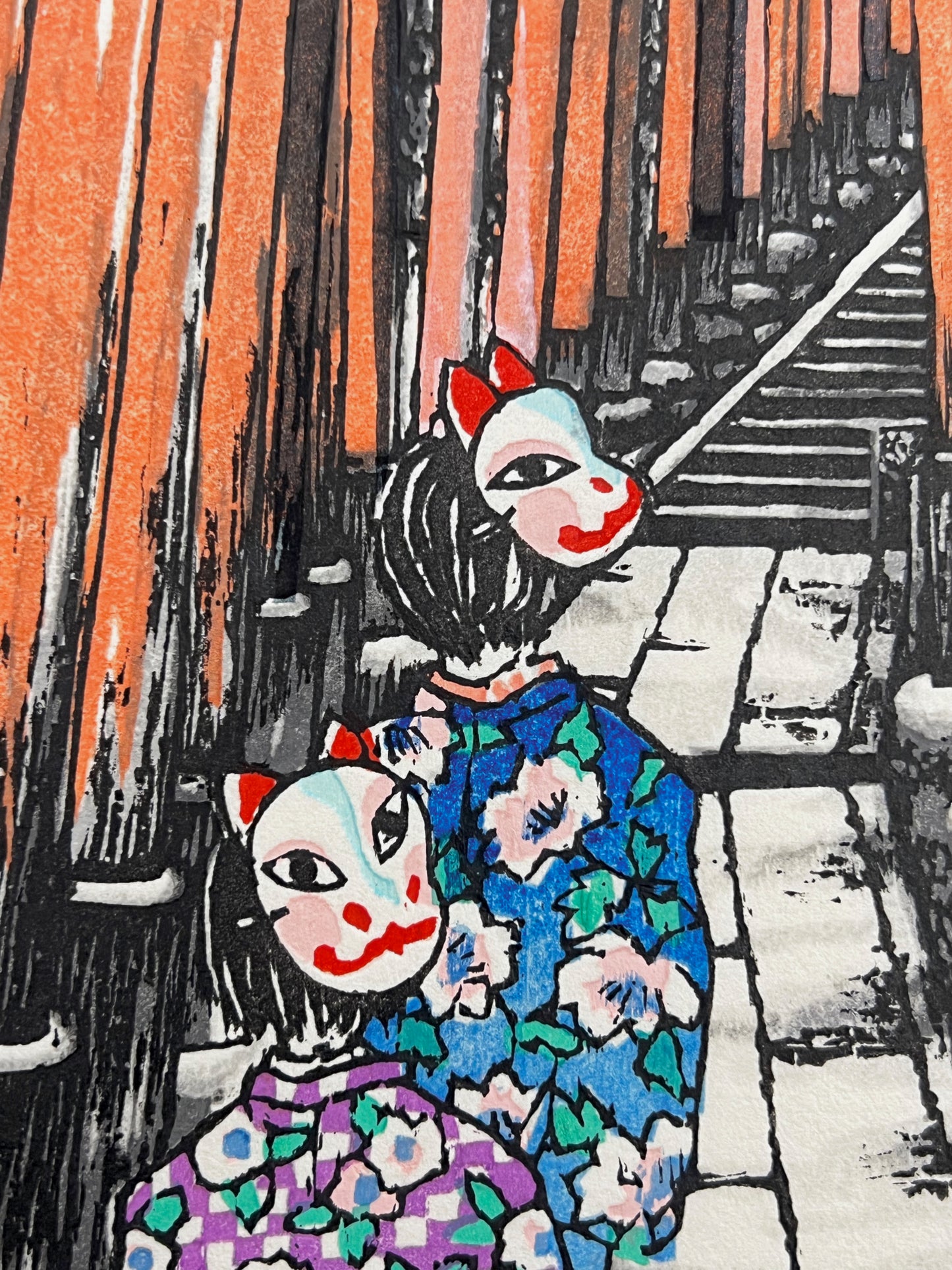 estampe japonaise Fushimi  Inari succession de tori orange, deux personnes avec des masques dans le dos, gros plan