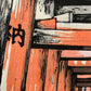 estampe japonaise Fushimi  Inari succession de tori orange, deux personnes avec des masques dans le dos, calligraphie sur un pilier