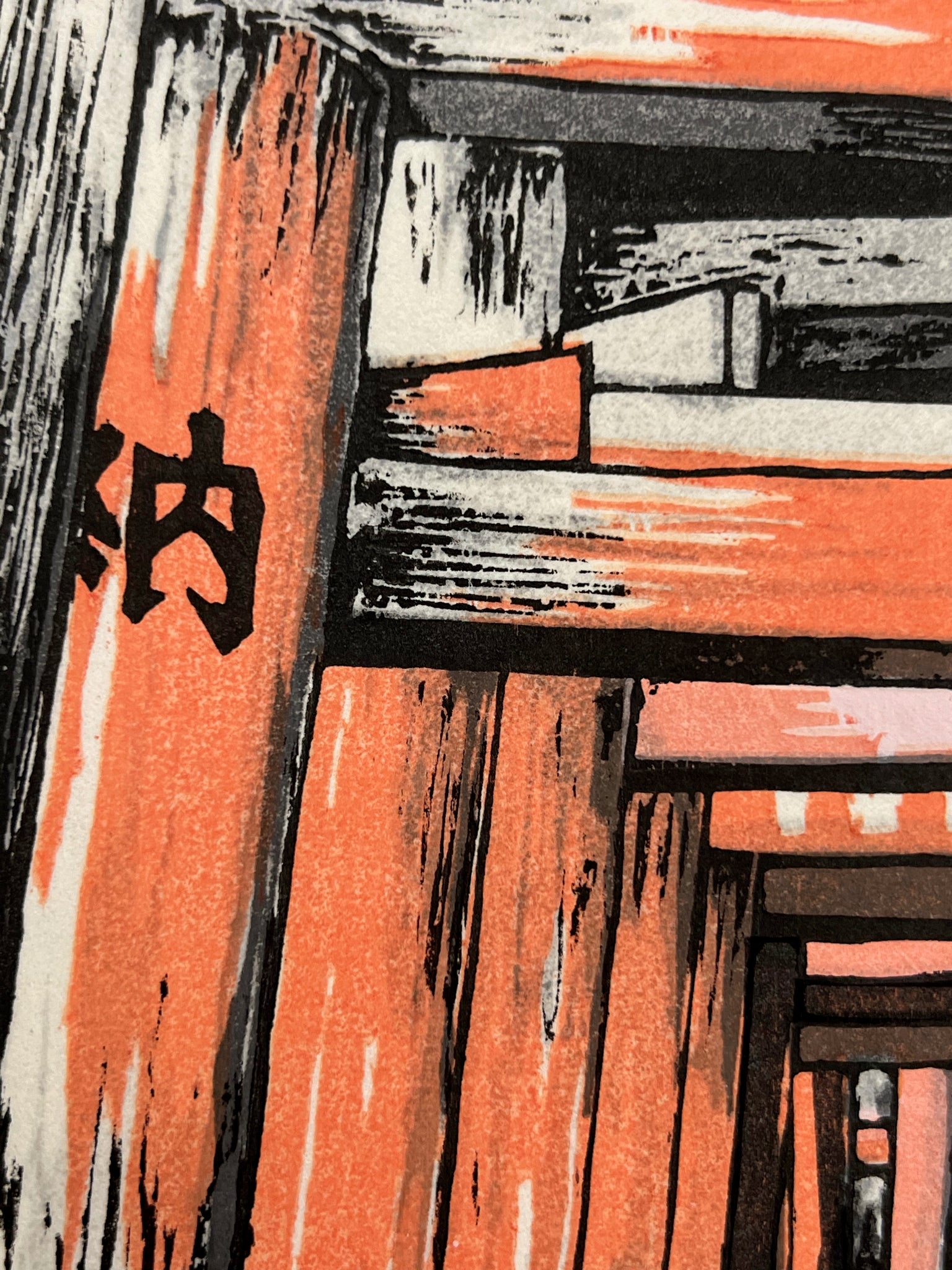 estampe japonaise Fushimi  Inari succession de tori orange, deux personnes avec des masques dans le dos, calligraphie sur un pilier