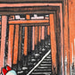 estampe japonaise Fushimi  Inari succession de tori orange, deux personnes avec des masques dans le dos, les marches