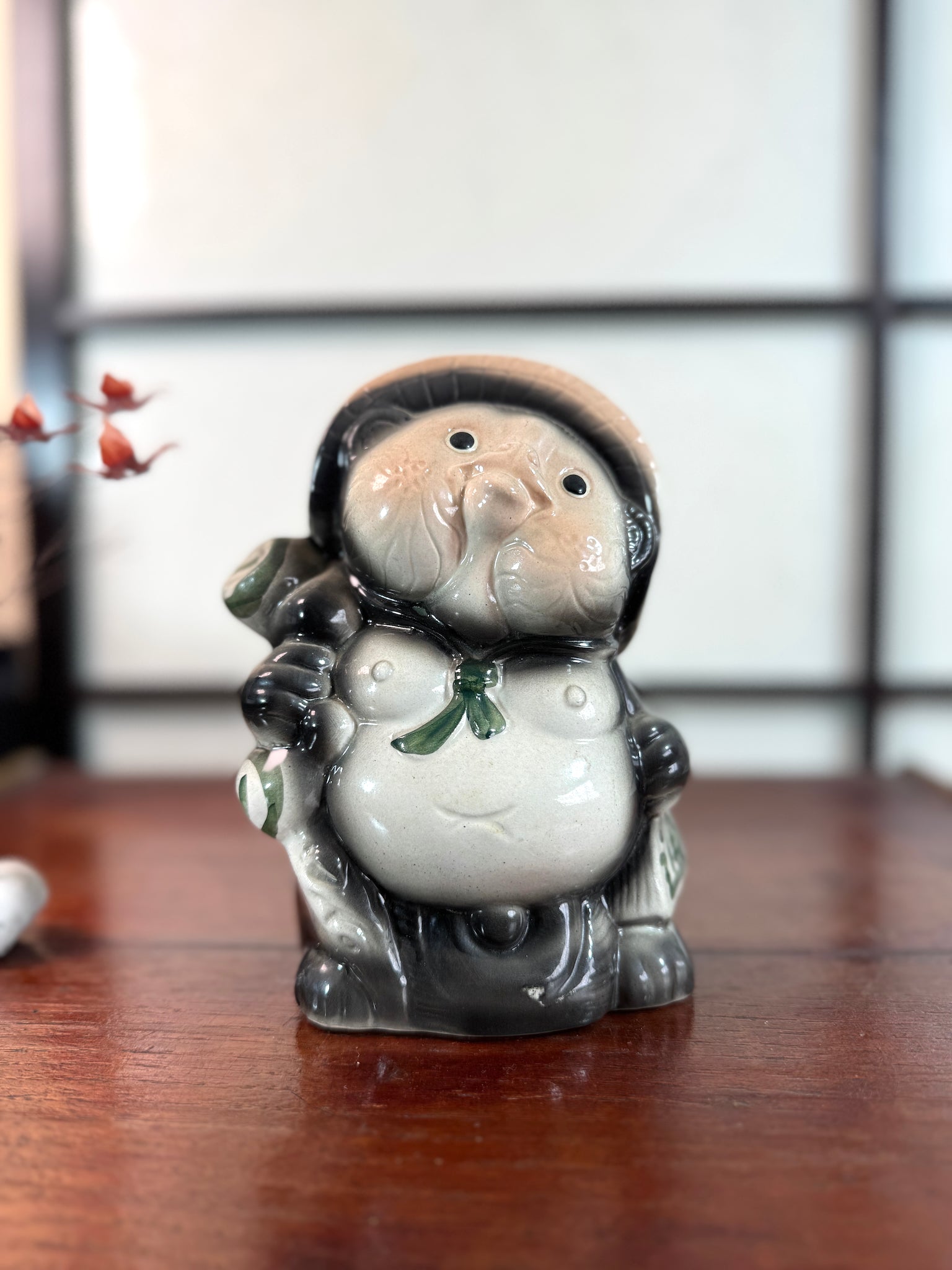 Tirelire tanuki en céramique émaillée noire et crème, style japonais traditionnel