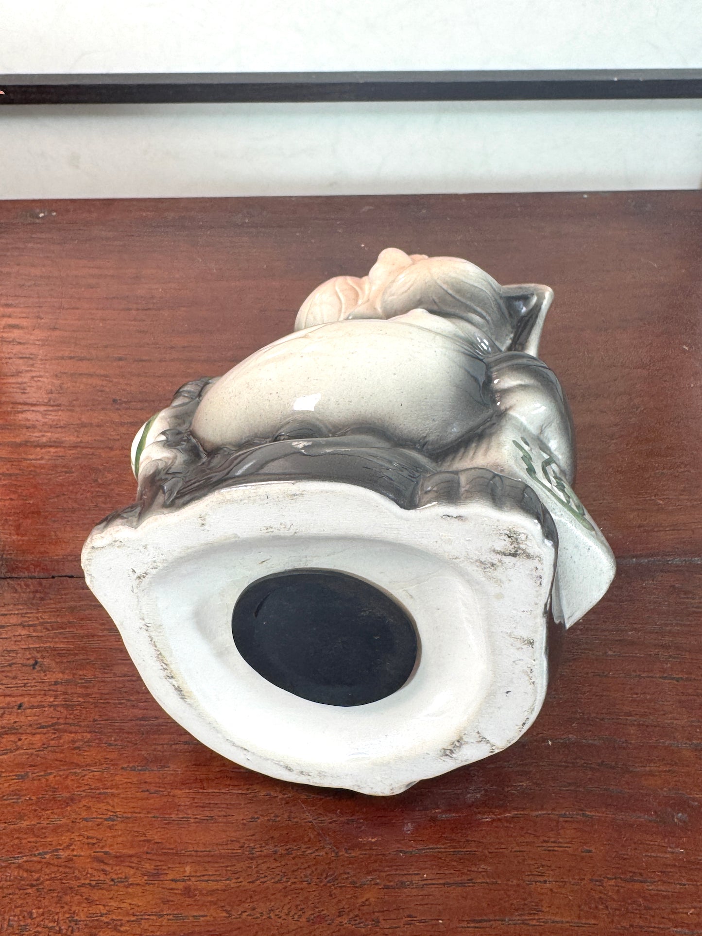 Tirelire tanuki en céramique émaillée noire et crème, style japonais traditionnel, vu de dessous