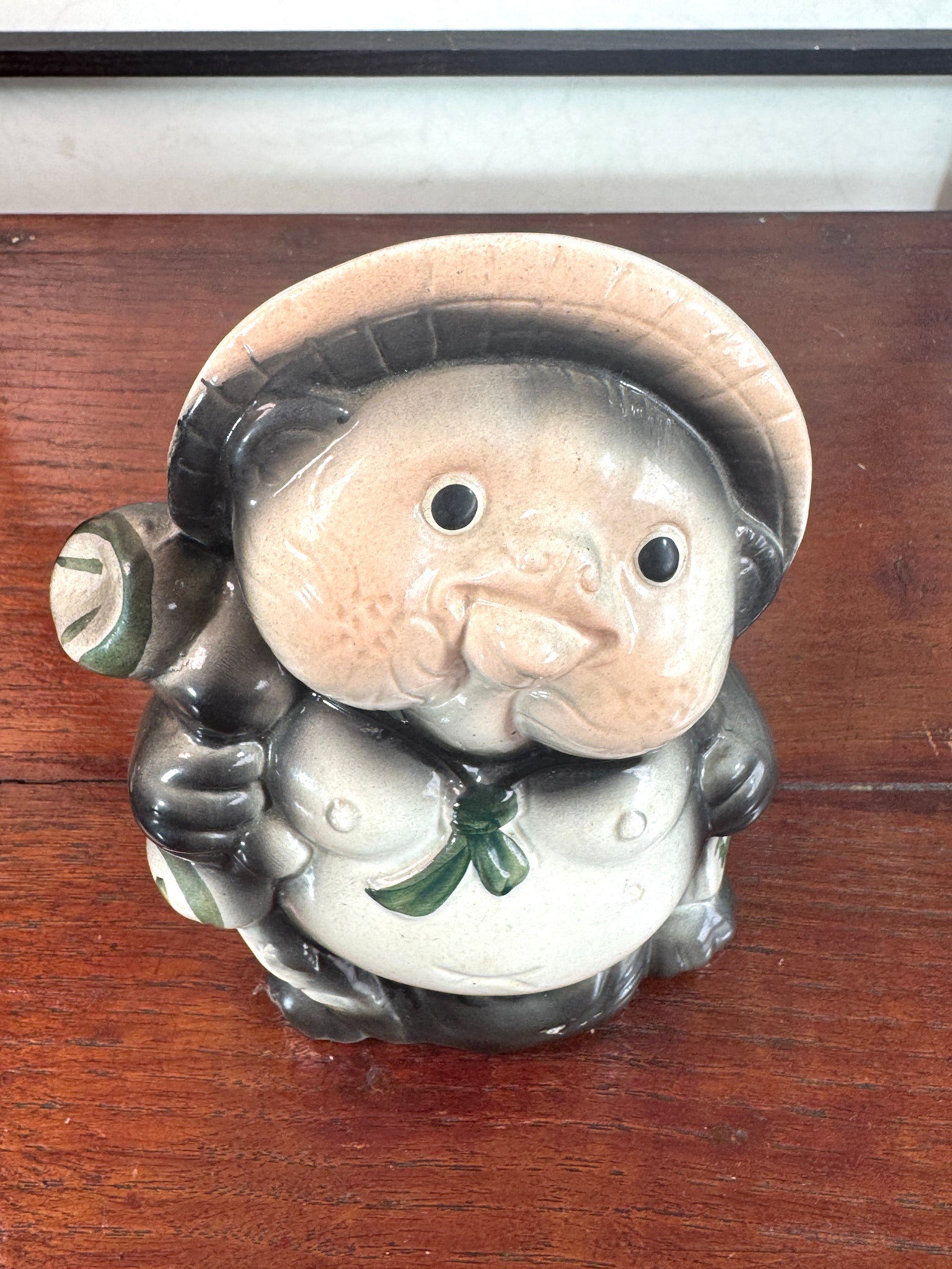 Tirelire tanuki en céramique émaillée noire et crème, style japonais traditionnel, vu de dessus