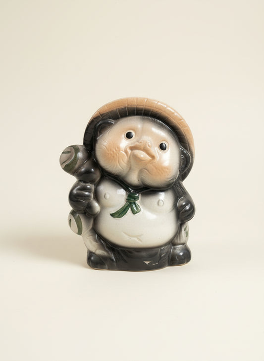 Tirelire tanuki en céramique émaillée noire et crème, style japonais traditionnel, vu de dessus